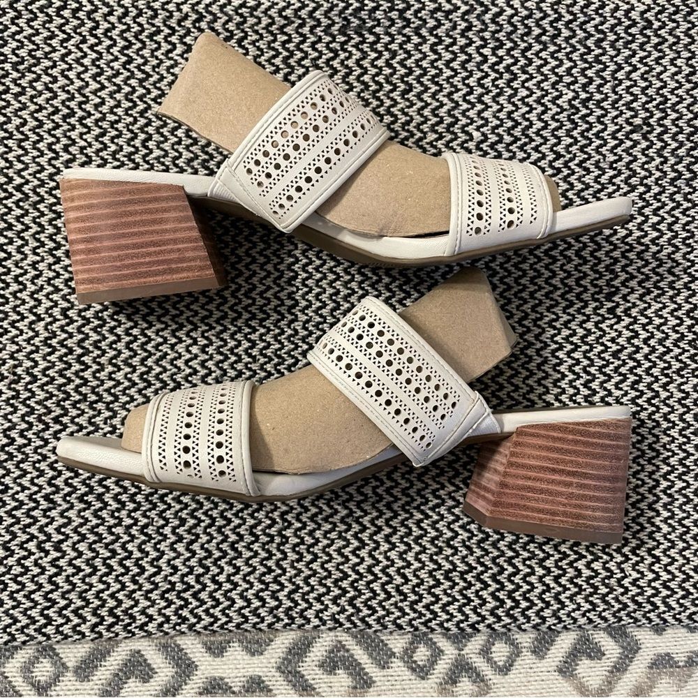 Anne Klein Cream Sandals - Picture 4 of 9
